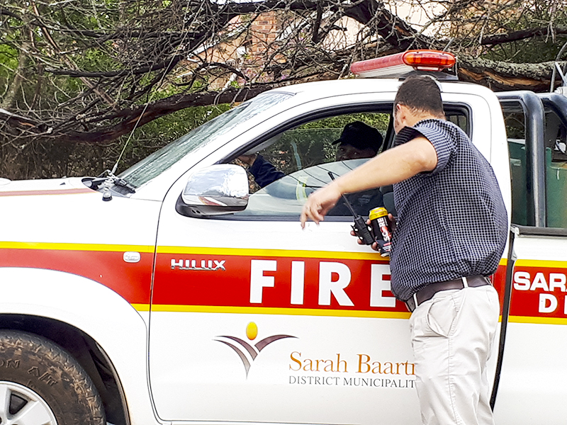 Hi-Tec Security was among the public and private emergency services who assisted. Here Kenny Knoetze discusses strategy with a member of the Sarah Baartman fire services team.