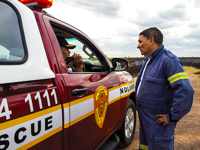 Makana Fire and Emergency Services Manager William Welkom discusses strategy with a member of the fire fighting team from Ndlambe Thursday 12 July – among the many officials and residents who teamed up to ensure Grahamstown (Makhanda) didn’t suffer a disaster the scale of last year’s Knysna fires.