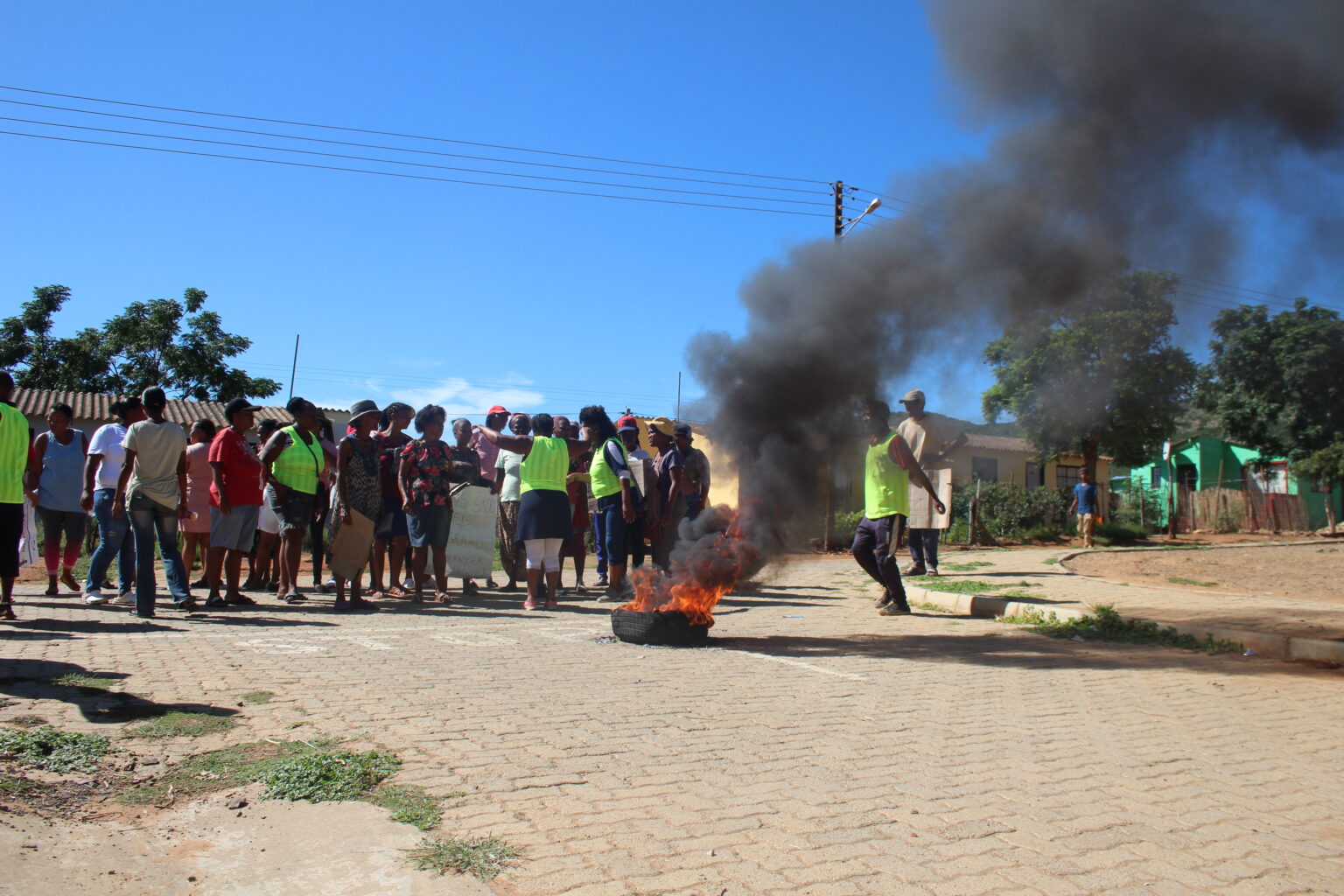 Parents, community and SGB members protest. Photo: Aphiwe Ngowapi