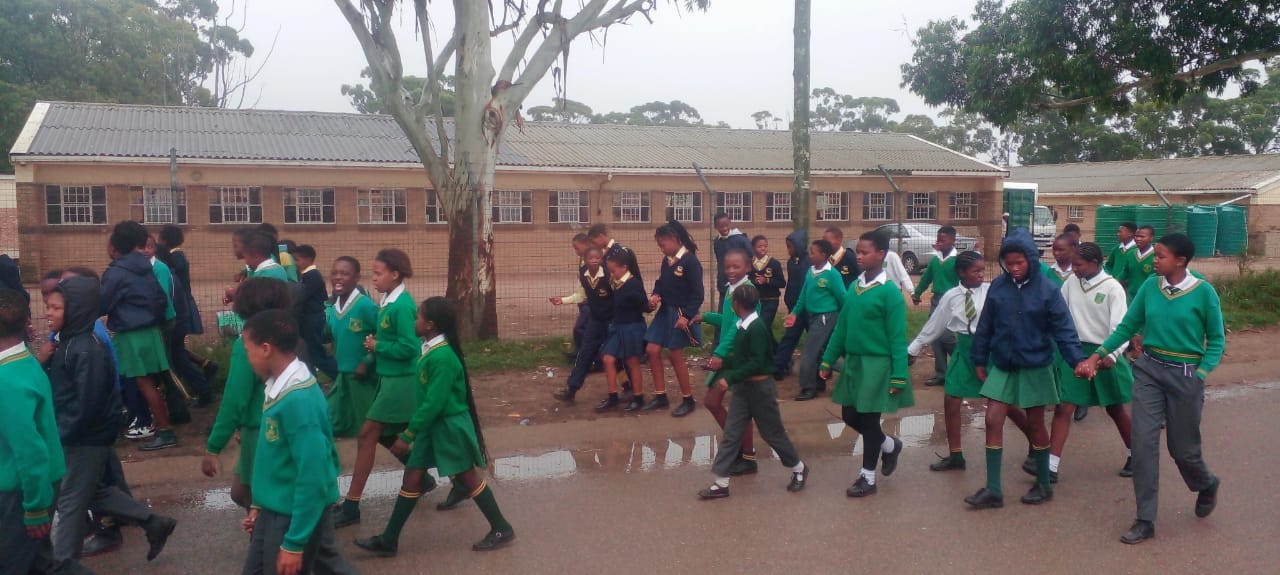 Makana Primary School children walking to Duna Library. Photo supplied