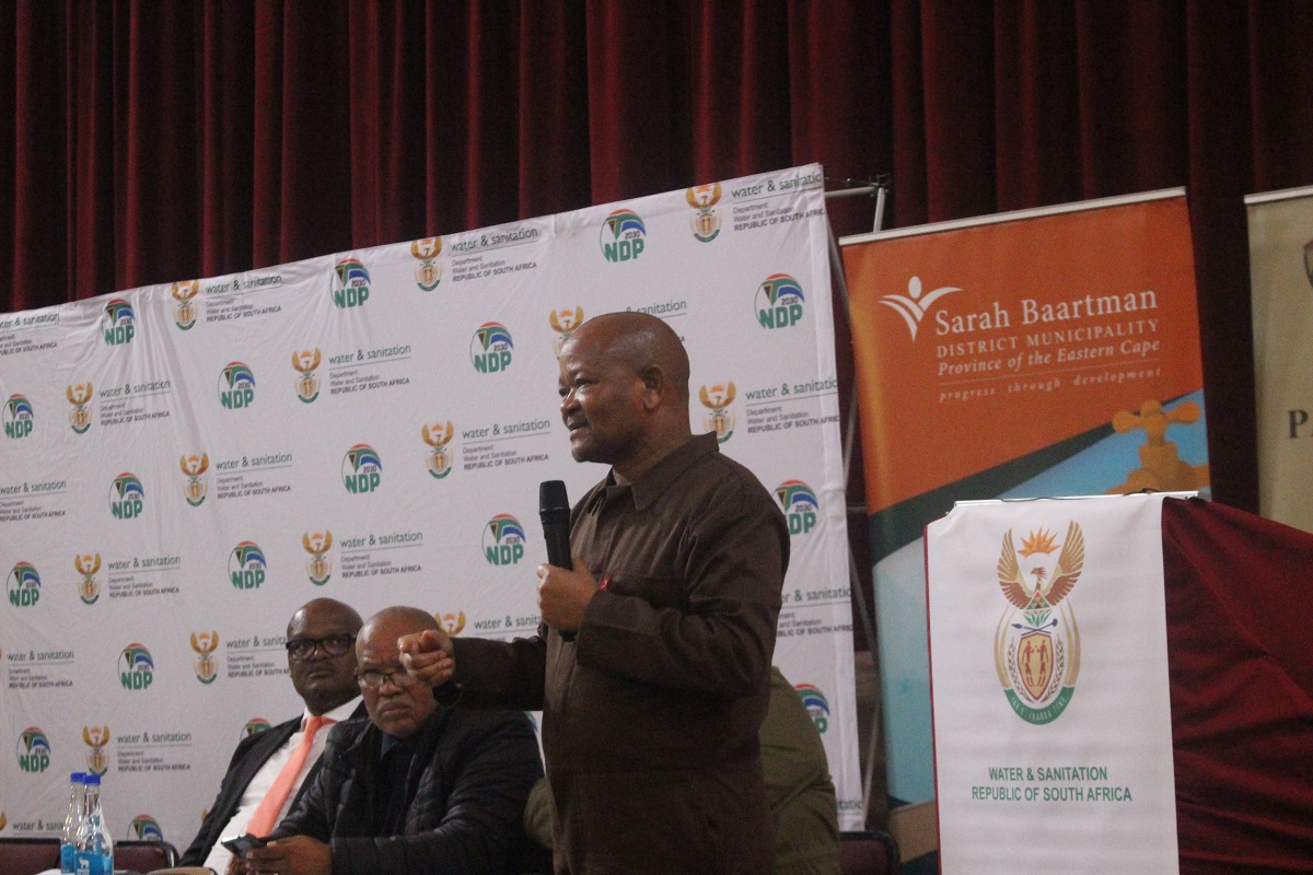 Minister of Water and Sanitation Senzo Mchunu addressing the Makhanda stakeholders at City Hall, seated immediately next to him is Mayor Deno Devos and on the far side is seated Cogta MEC