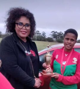 Amakonokono captain Xolelwa Makeba accepts the winning trophy from Anelisa Bentele