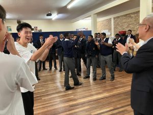 The Jincheng delegation joined in the joyous applause with the Graeme boys.