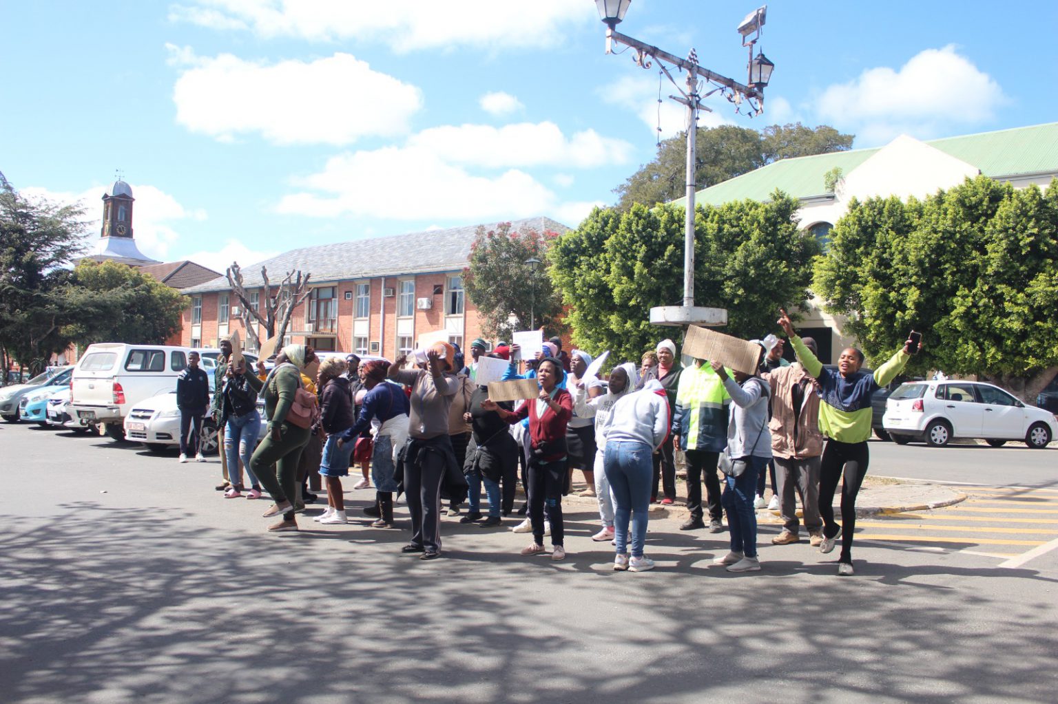 Angry eNkanini residents protest outside the Makhanda Magistrates' Court for murder accused woman to be denied bail. Photo: Aphiwe Ngowapi
