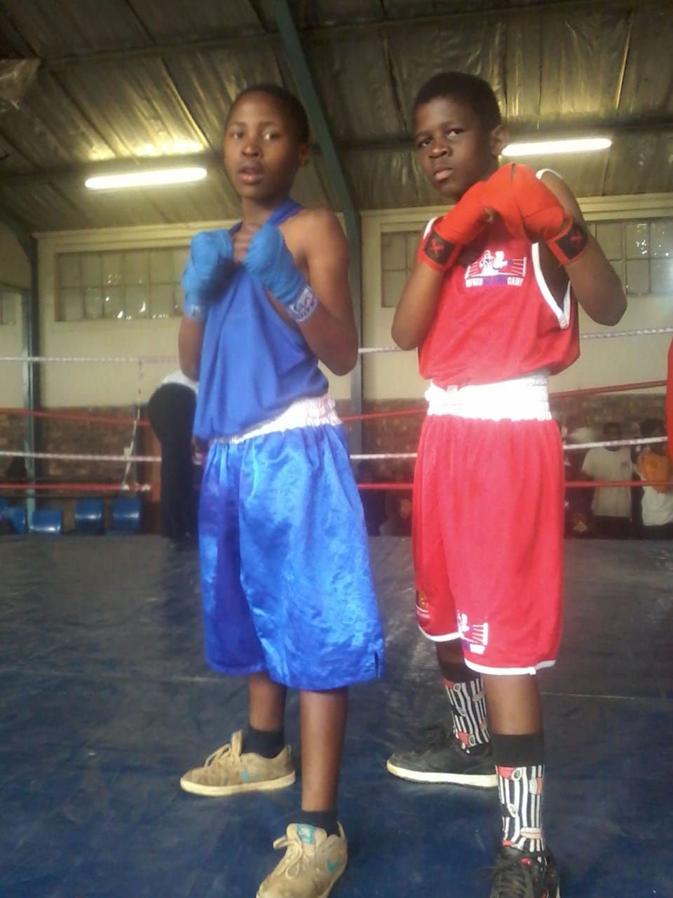 Lufezo Nunu of Masakheke BC in blue and Luvuyo Mazungula of Mfuzo BC fought in the opening bout
