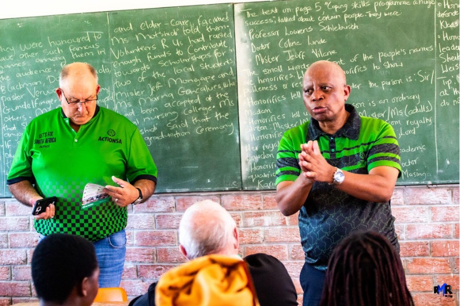 Athol Trollip (Left) and Herman Mashaba (Right) and spoke to parents and Makhanda residents at Nathaniel Nyaluza High School about the need for change and their plan to fix the current education system. Photo: Azlan Makalima