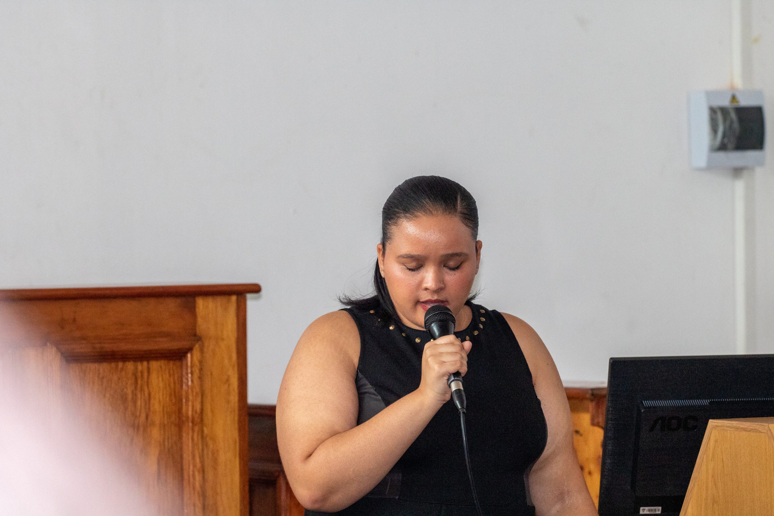 Donne van der Westhuizen singing a tribute to Thembelani. Photo: Linda Pona