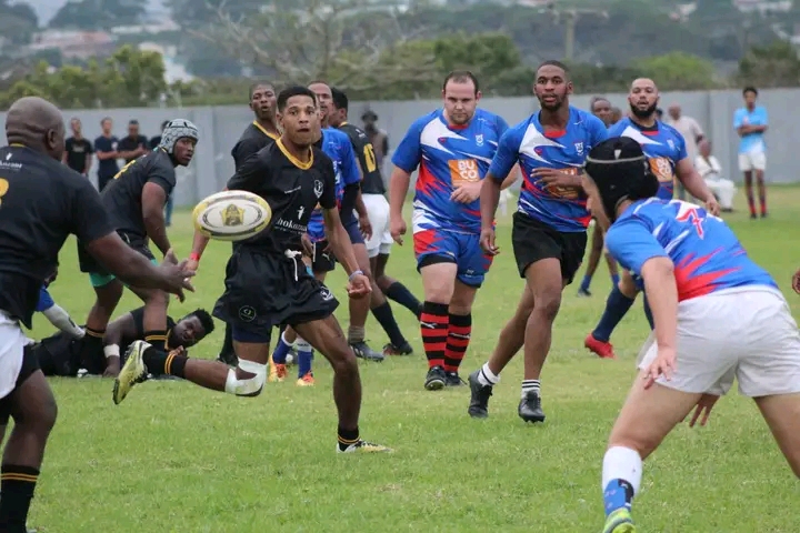 Ruwahl Jansen of Tigers offloading a perfect pass to one of his team mates against Kowie United on Saturday. Photo by Andy Jones Photography 