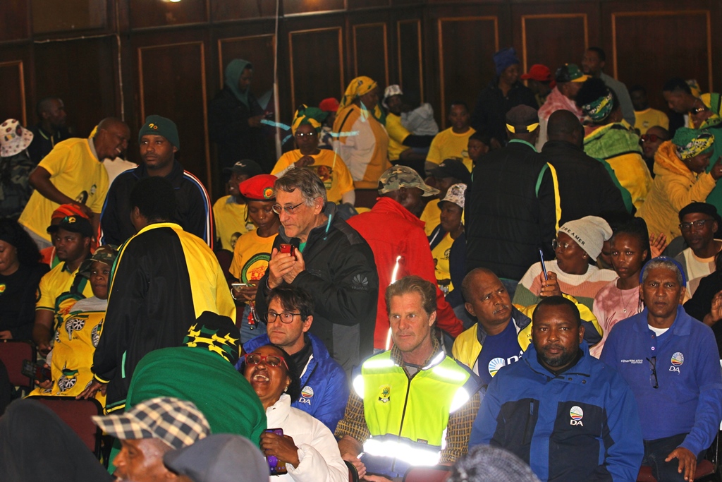 DA and ANC supporters mix at the Town Hall discussion hosted by Mpuma Kapa television station