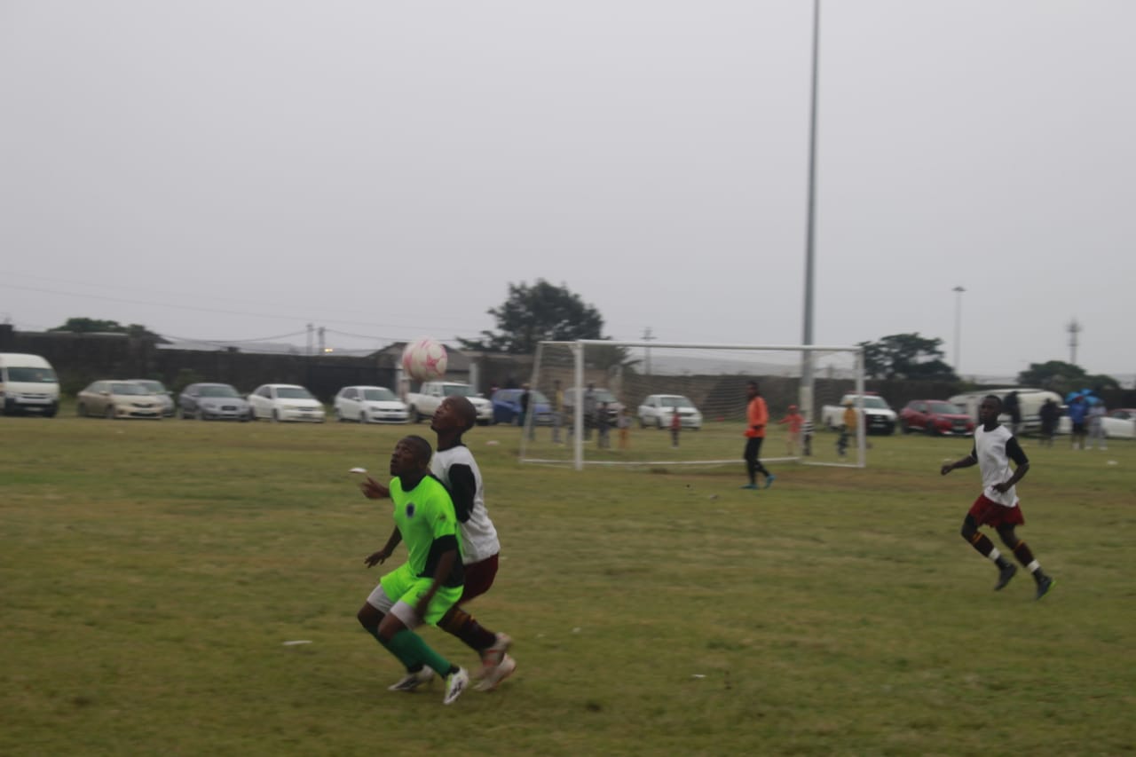 Saxola Mdambatya of Maru FC in an aerial battle with Attackers defender