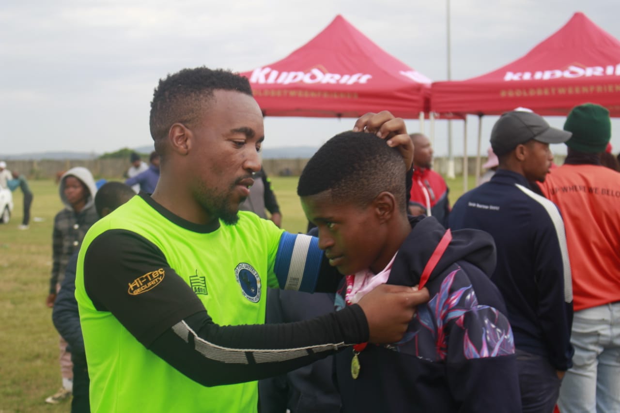 Good gesture by Maru FC captain Vuyani Skeyi who gave away his medal to a young boy Iviwe Soyiki