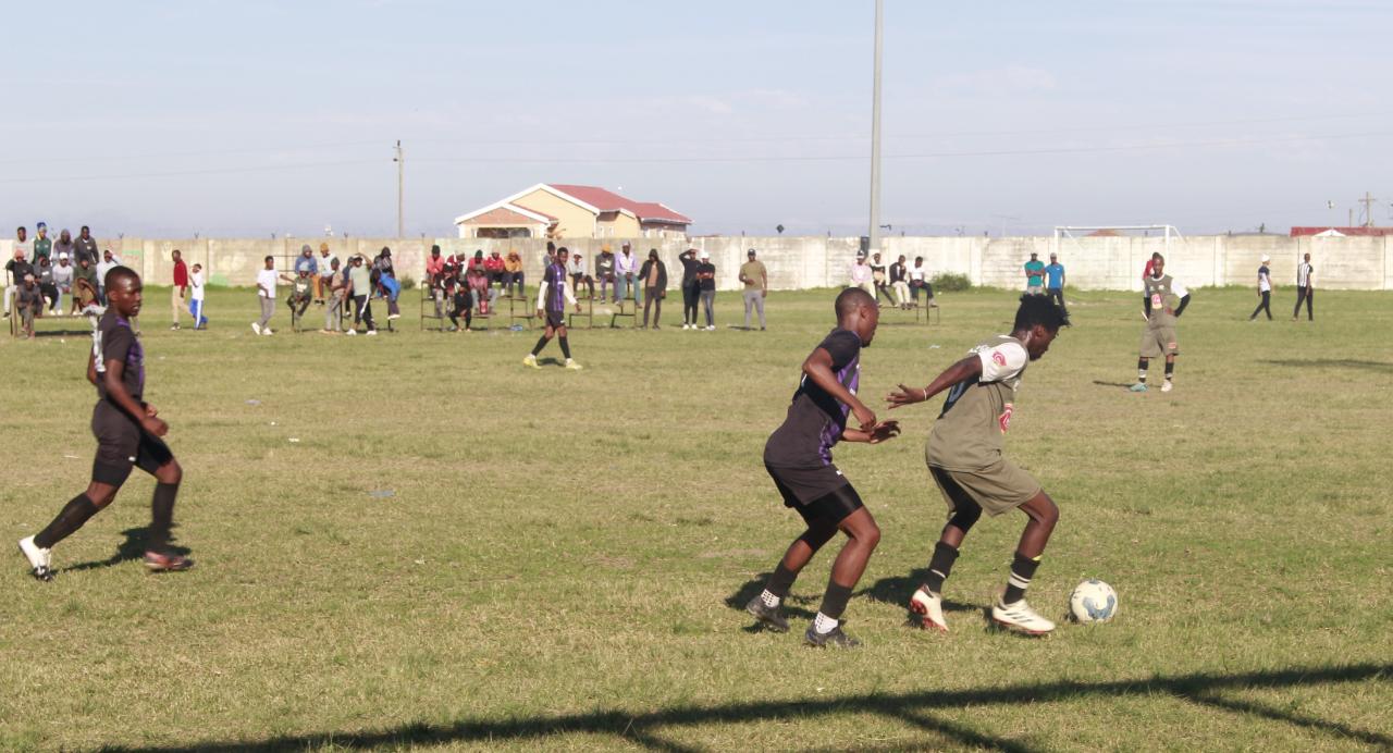 Sihle "General" Ntlanjeni holding off a Maru defender. Photo: Chris Totobela