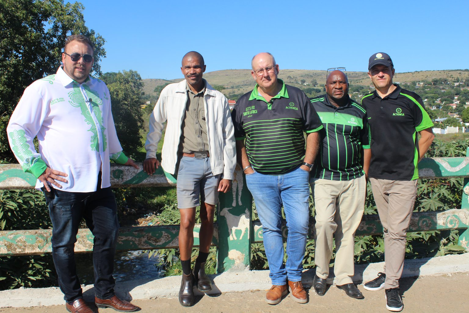 Discussing ways they can fix the sewage problem in Makhanda, were, from left, Michael Beaumont, Richard Alexandra, Athol Trollip, Monwabisi Tame and Pierre Le Roux at the Matyana Bridge during the sanitation tour of Makhanda by ActionSA. Photo: Selenathi Botha