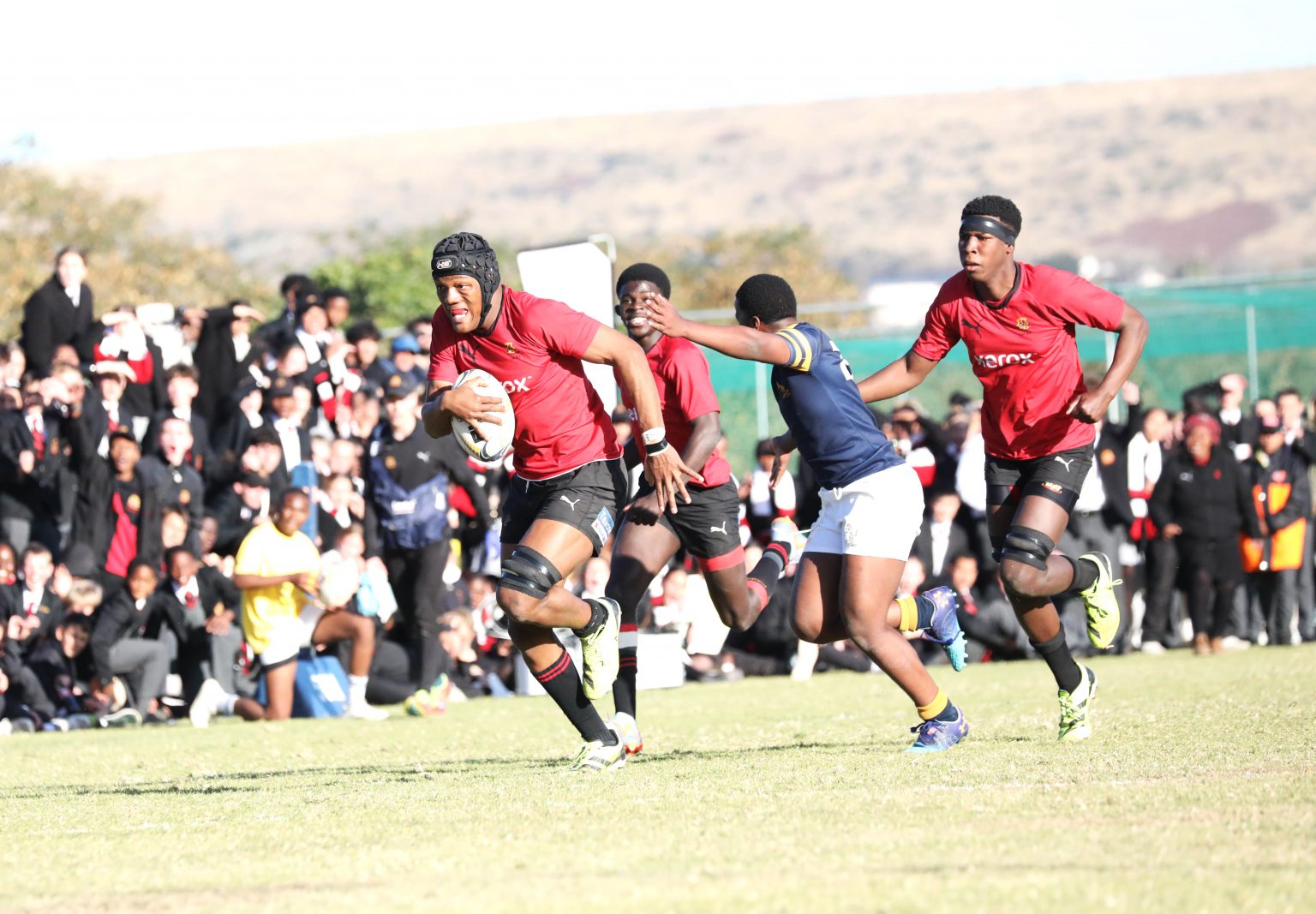 Kingswood 1st XV flanker Sipho Nonyalela on his way to score a try. Photo: Jackie Clausen