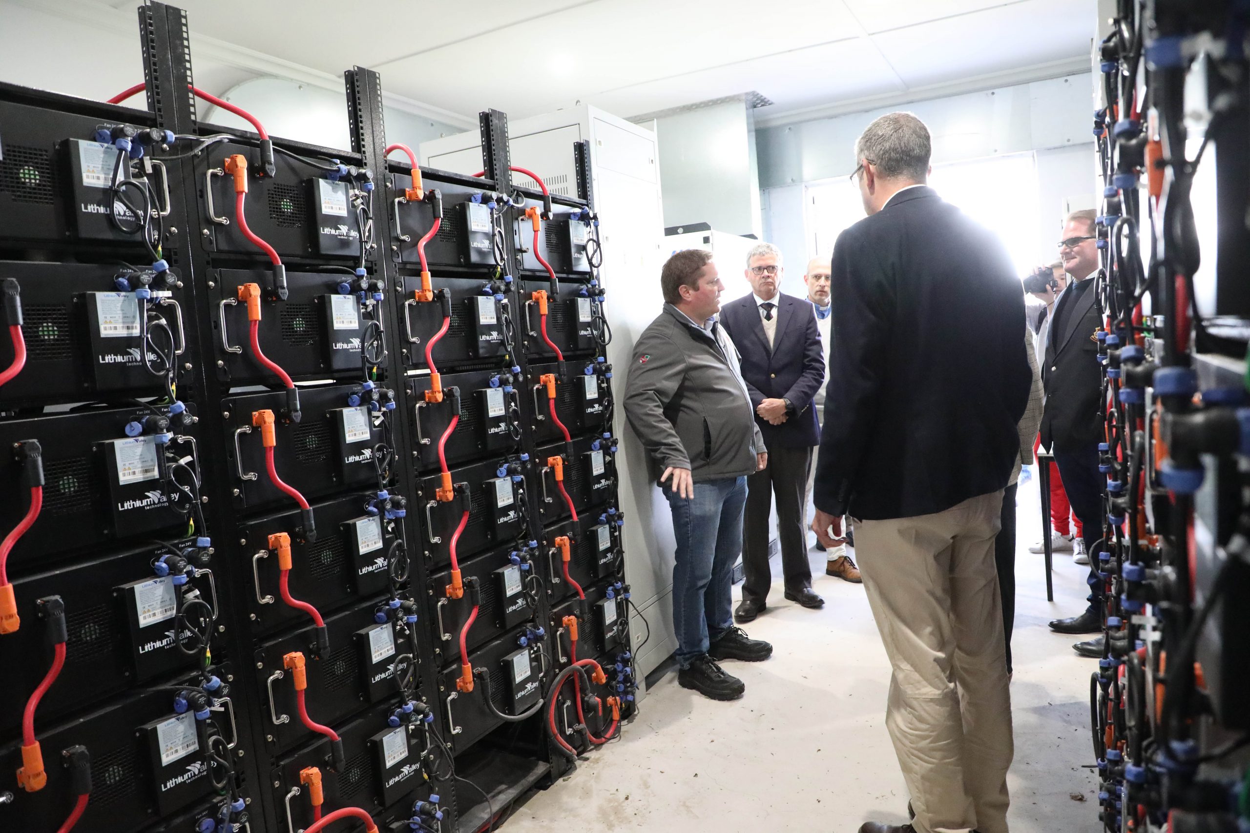 Grant Bradfield from KVM Solar explains to council member show the solar energy is supplied and stored.PIcture: JACKIE CLAUSEN