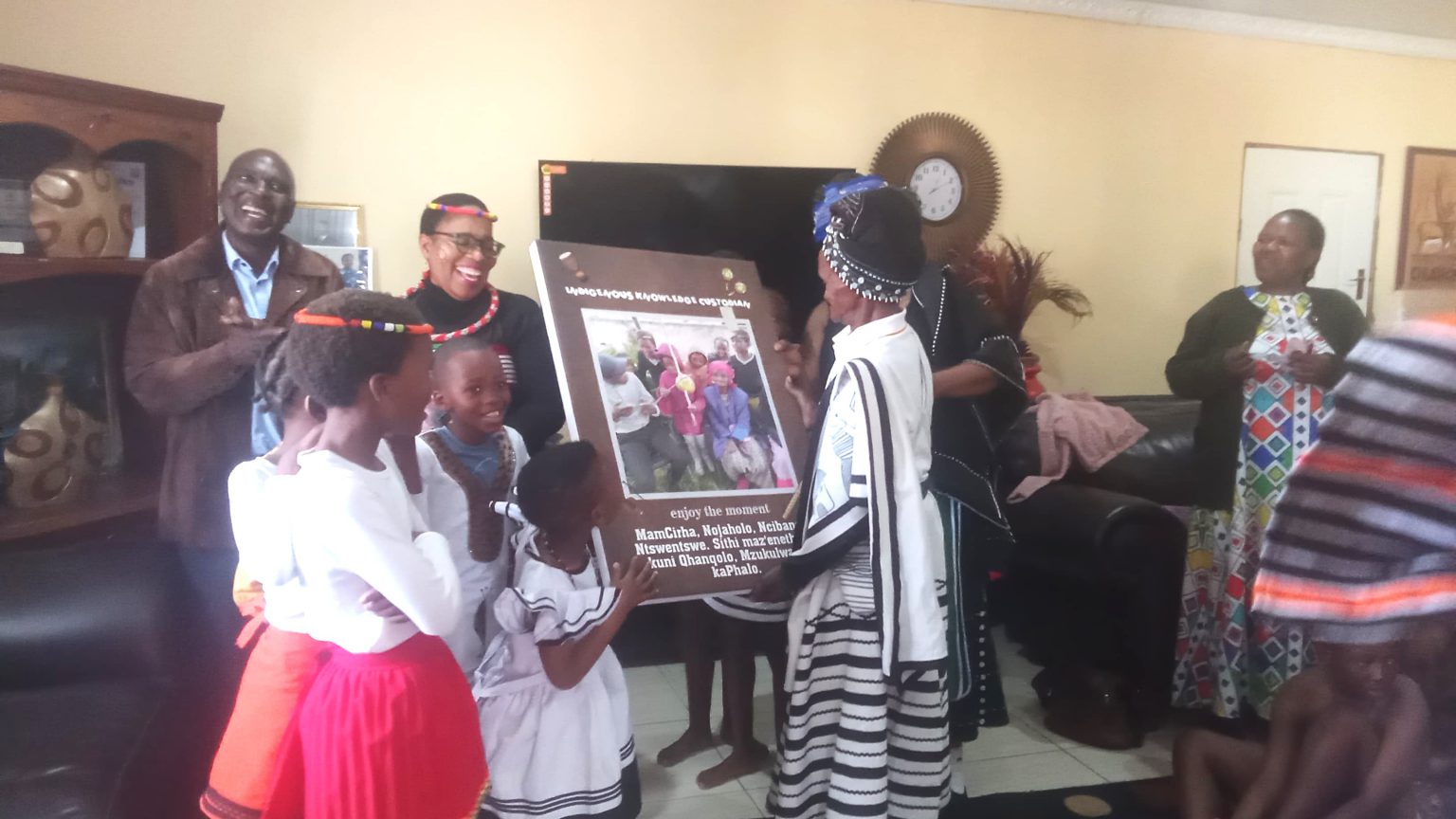 Joza granny Notiki Mdyogolo, 94, receives gifts as appreciation from Hlengiwe Tshishi, a Rhodes Masters student. Photo: Lindokuhle Fuba