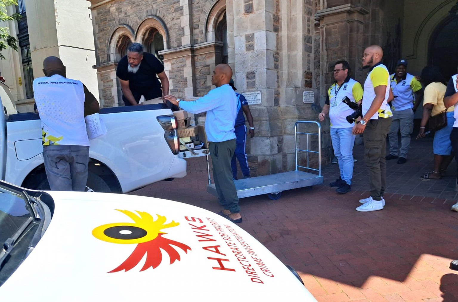 The Hawks and the SIU removing documents from Makana Municipality on Friday. Photo: Mbali Tanana