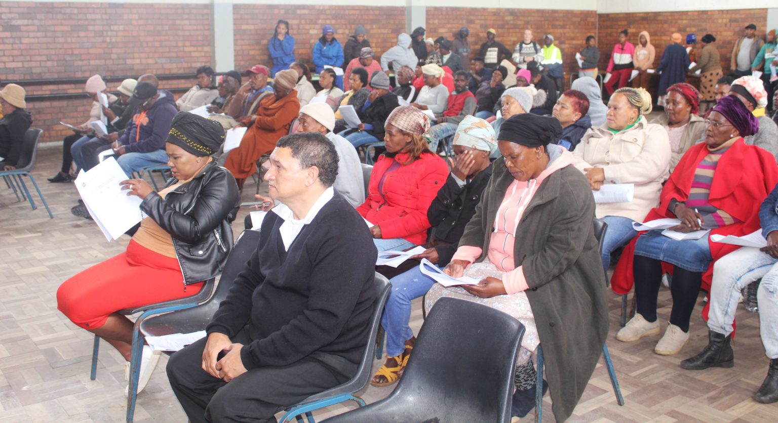 Residents of ward 4 in Makana Municipality came out in numbers to attend the mayoral imbizo to review the 2025/26 Integrated Development Plan. Photo: Luvuyo Mjekula