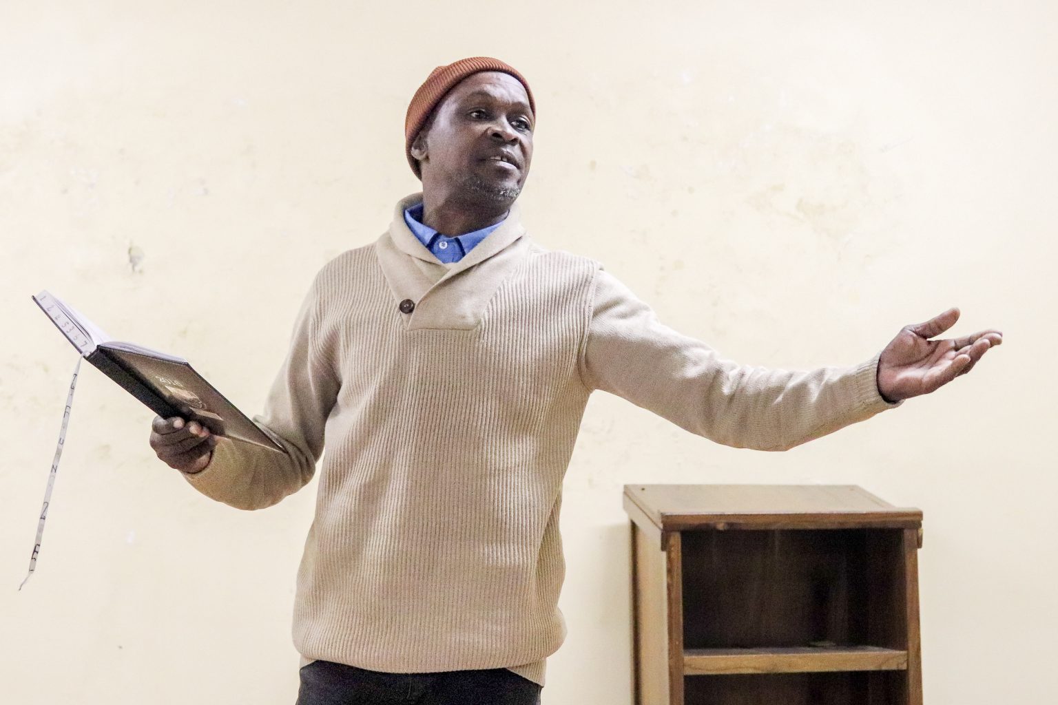 Imbongi yosiba ebingcamlisa uluntu obeluzimase iPoetic Tuesday ngemibongo yayo ekwayimidlalo yeqonga, uSivuyile Funze. Umfanekiso: Dideka Njemla