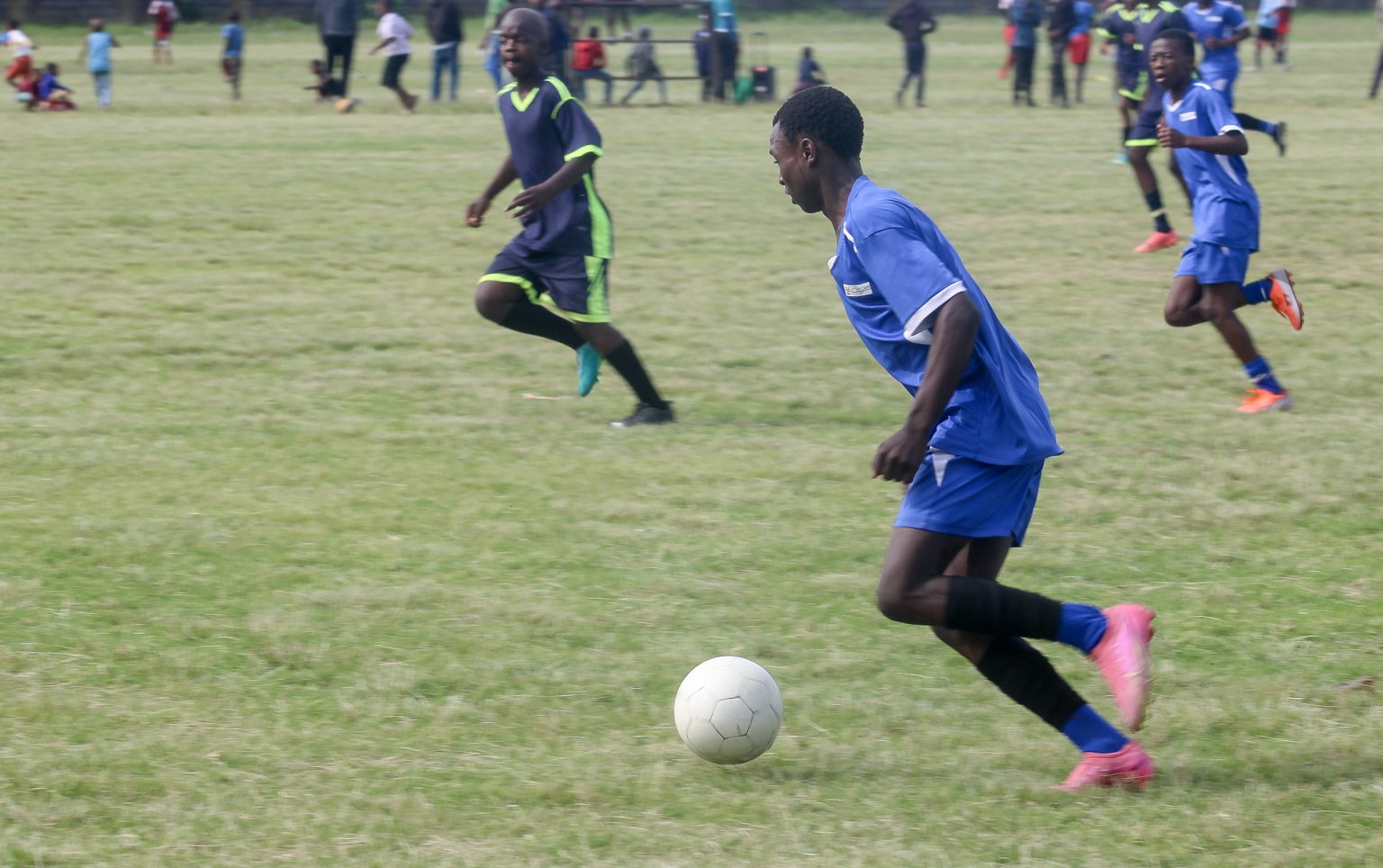 UAwethu Donyeli weJoza Callies efunza edabini kumdlalo wabo neJoza Stars kwitumente iSuperbowl nebibanjwe kwibala iJD Dlepu eJoza ngempelaveki yePasika. Umfanekiso: Chris Totobela