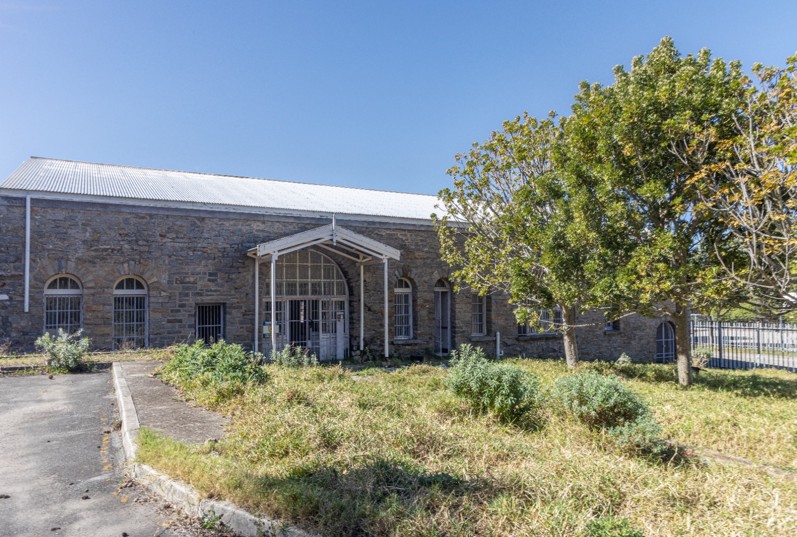 Makhanda buildings “falling to wrack and ruin” This old Environmental Health building in Huntley Street is one of a few left derelict for years. Photo: Chalotte Mokonyane