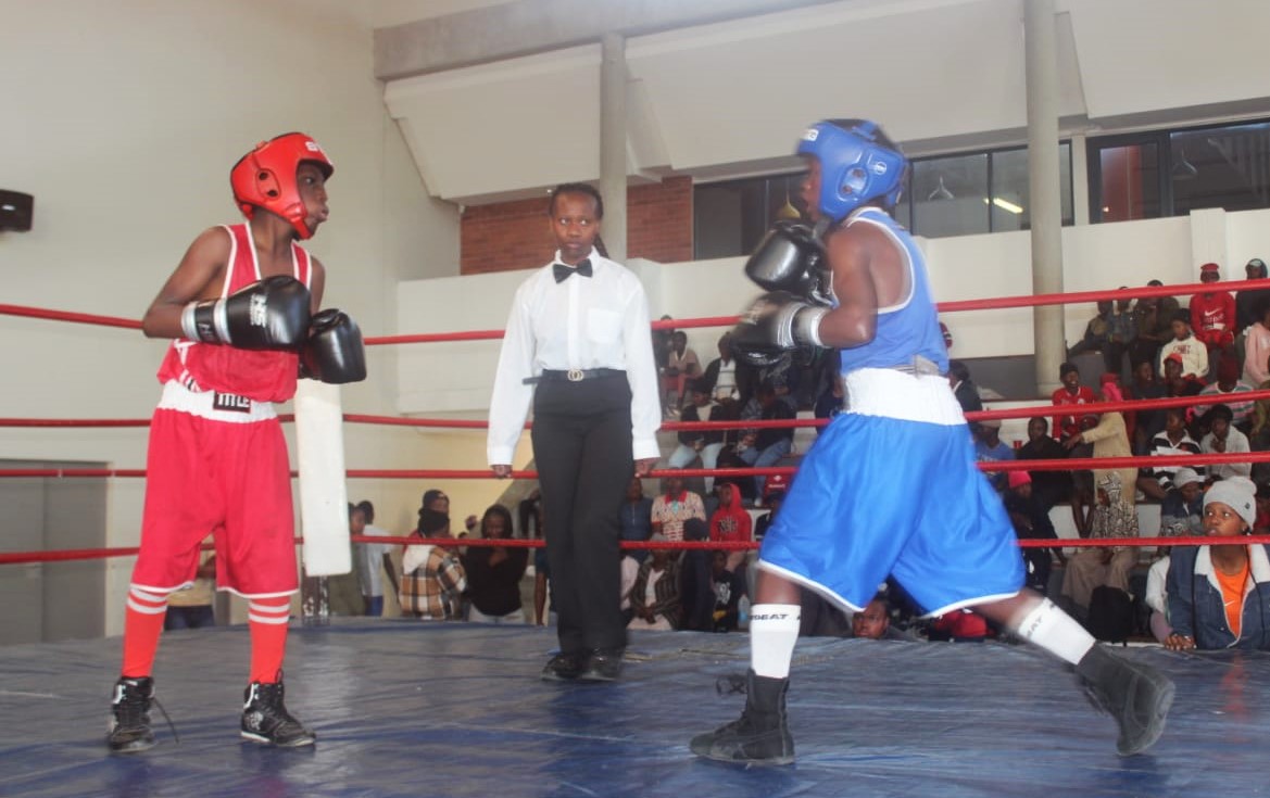 Bekutak’ iintlantsi kwimidlalo yamanqindi Omnye wemidlalo ebinzima phakathi kwembethi manqindi yaseNdlambe enxibe bomvu neyaseBlue Crane. Umfanekiso: Chris Totobela