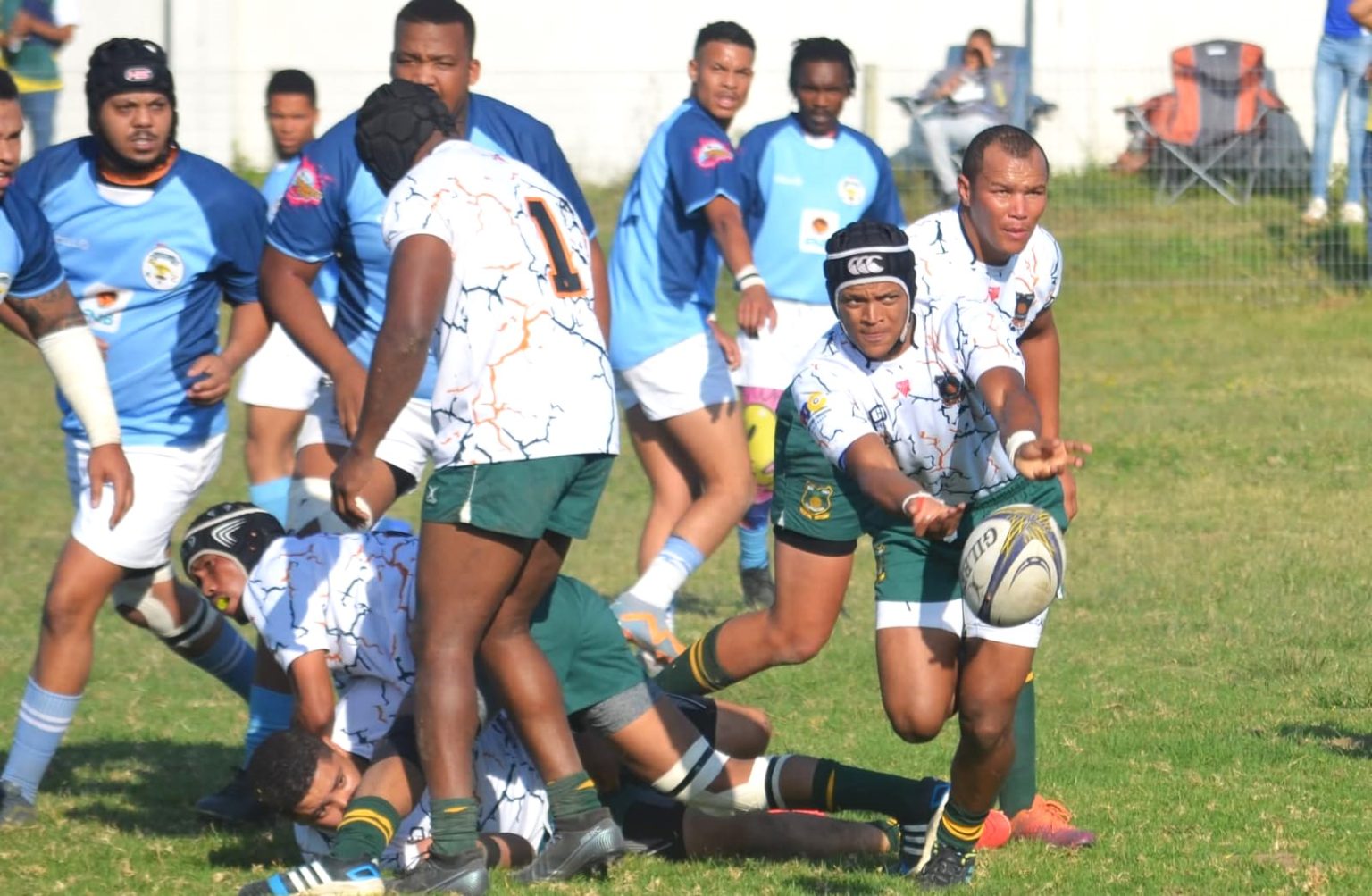 Klipfontein scrumhalf Elsandro King executing a solid pass to his teammate against Gelvandale Wallabies on Saturday. Photo: KURC